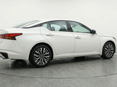 Used 2025 Nissan Altima 2.5 SV image 9