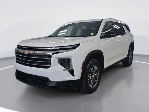 Used 2025 Chevrolet Traverse LT FWD image 9