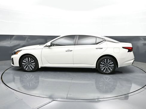 Used 2024 Nissan Altima 2.5 SV w/ SV Premium Package AWD/4WD image 8