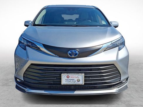 Used 2025 Toyota Sienna XLE FWD image 2