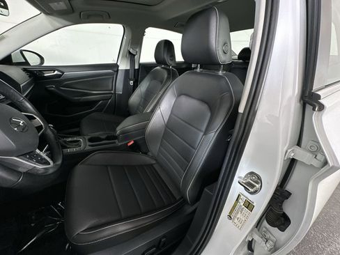 Used 2024 Volkswagen Jetta SE w/ Panoramic Sunroof Package image 11