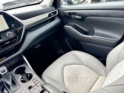 Used 2023 Toyota Highlander Bronze Edition FWD image 26