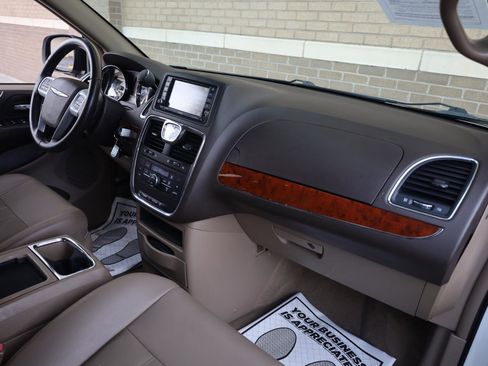 Used 2014 Chrysler Town & Country Touring FWD image 27
