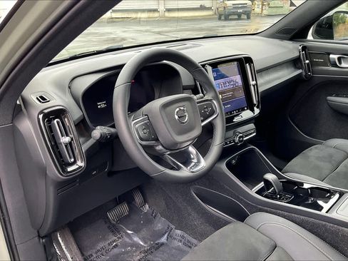 Used 2023 Volvo XC40 Recharge Ultimate image 17