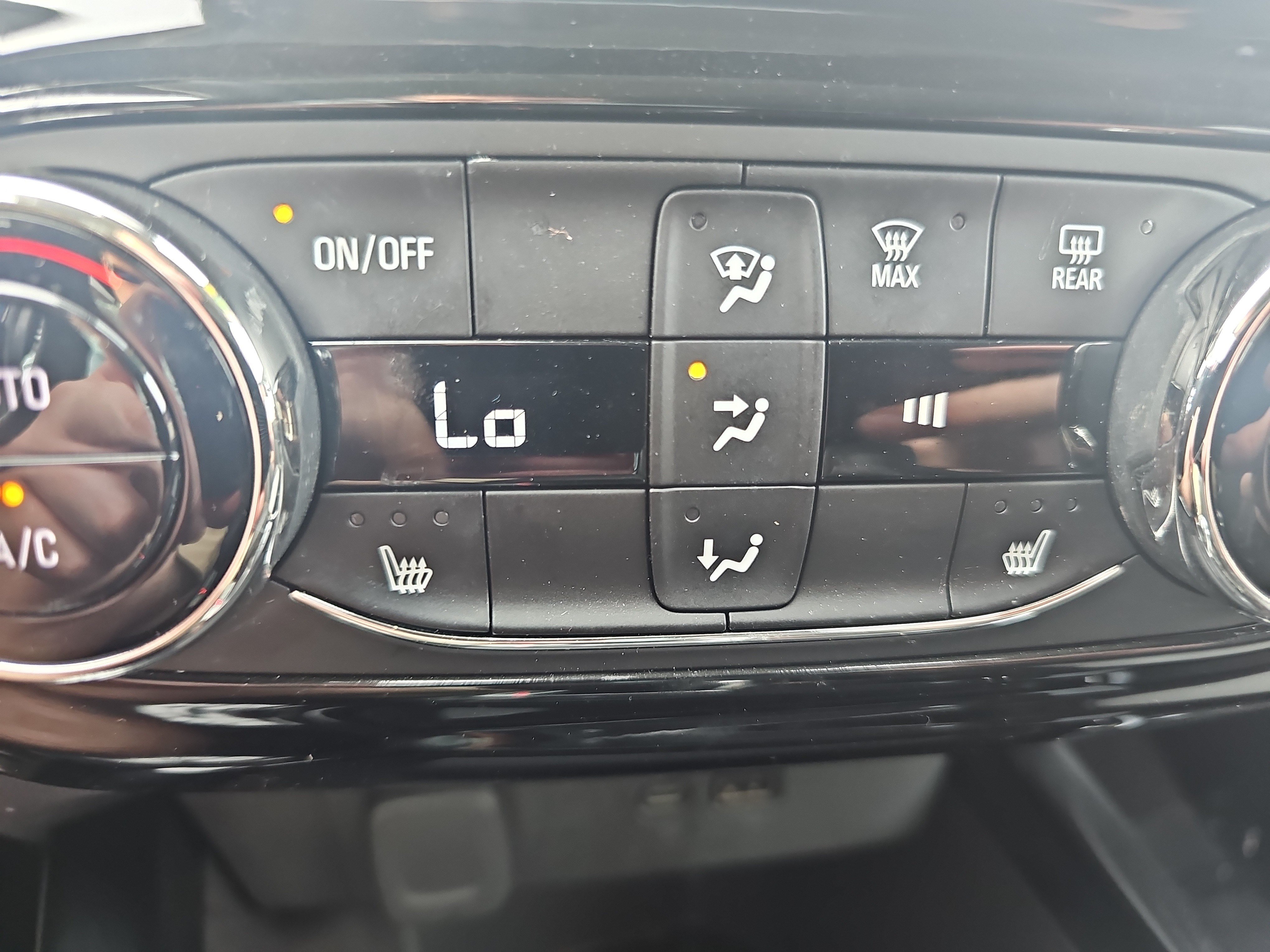 Used 2024 Chevrolet Trax LT w/ LT Convenience Package FWD image 27