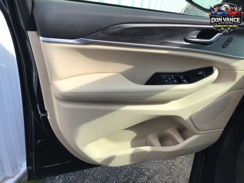 Used 2025 Jeep Grand Cherokee L Limited w/ Luxury Tech Group II image 4