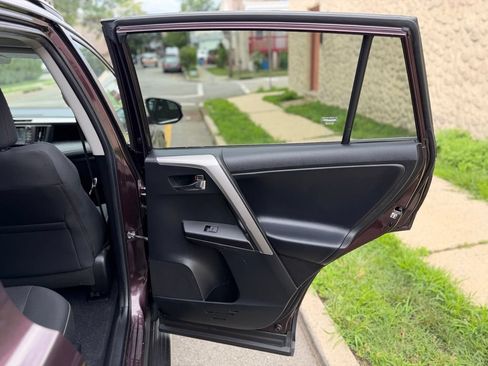 Used 2018 Toyota RAV4 XLE AWD/4WD image 19
