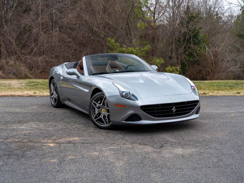 Used 2017 Ferrari California T image 1