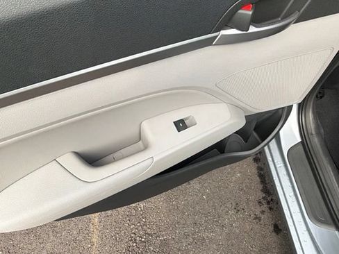 Used 2017 Hyundai Elantra Limited FWD image 13