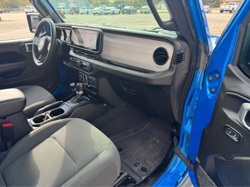 Used 2025 Jeep Wrangler Sport image 22