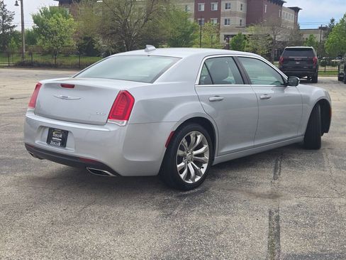 Used 2021 Chrysler 300 Touring w/ Chrome Appearance Package RWD image 10