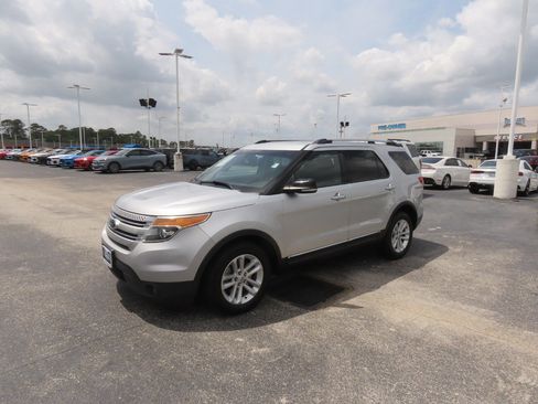 Used 2013 Ford Explorer XLT image 2
