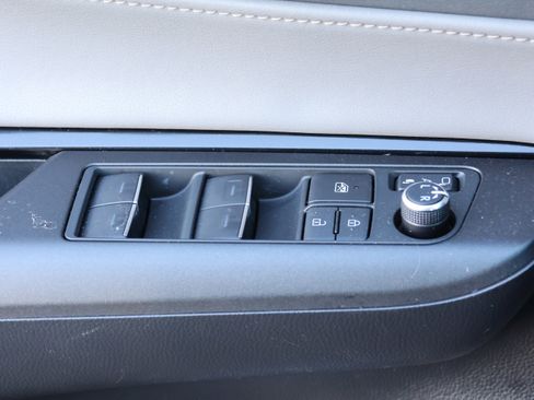 Used 2022 Toyota Venza LE image 13