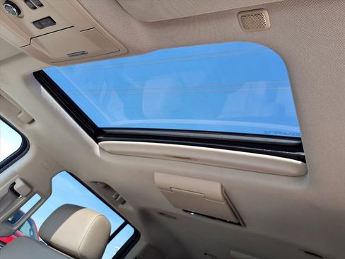 Used 2016 Chevrolet Suburban LT image 5