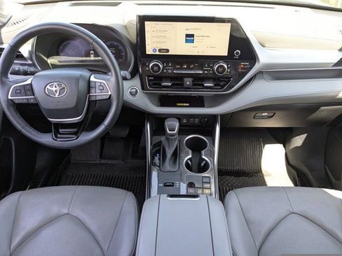 Used 2023 Toyota Highlander Platinum FWD image 15