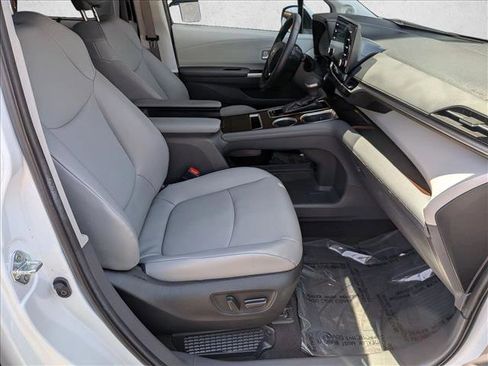 Certified 2022 Toyota Sienna XLE w/ XLE Plus Package FWD image 22