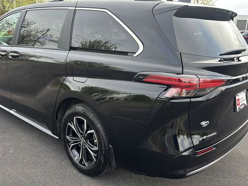 Used 2025 Toyota Sienna Platinum AWD/4WD image 25