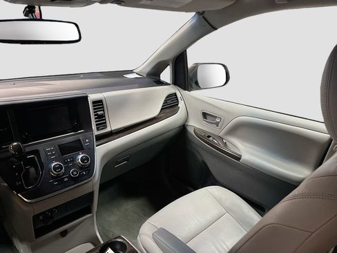 Used 2017 Toyota Sienna XLE AWD/4WD image 23