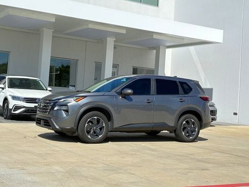 Used 2024 Nissan Rogue SV FWD image 2