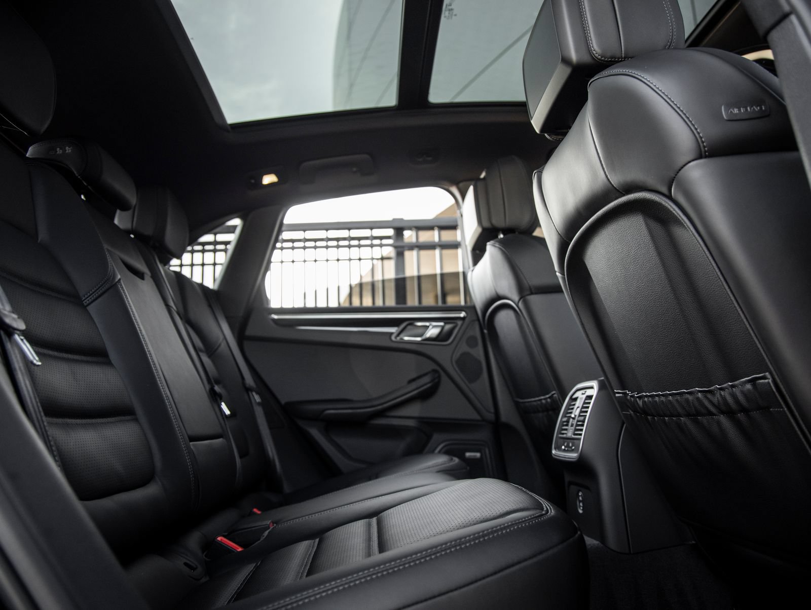 Certified 2026 Porsche Macan AWD/4WD image 42