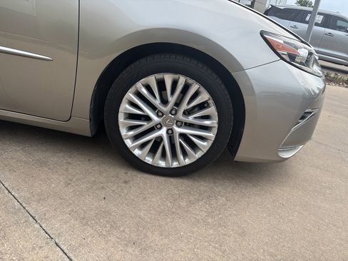 Used 2016 Lexus ES 350 w/ Ultra Luxury Package FWD image 13