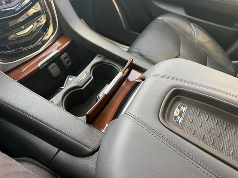 Used 2017 Cadillac Escalade Luxury AWD/4WD image 14
