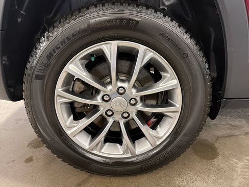 Used 2020 Jeep Cherokee Latitude Plus w/ Cold Weather Group AWD/4WD image 19