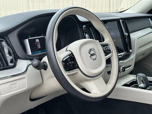 Used 2023 Volvo XC60 B5 Plus image 17