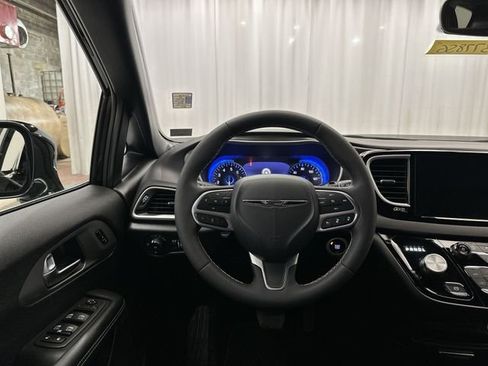 Used 2025 Chrysler Pacifica Select FWD image 15