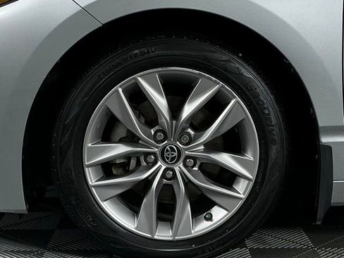Used 2019 Toyota Avalon XLE w/ Moonroof Package FWD image 11