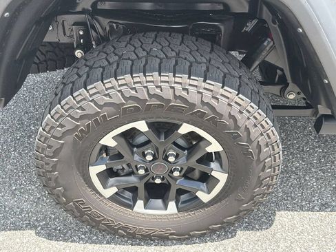 Used 2024 Jeep Gladiator Rubicon w/ Technology Group AWD/4WD image 17
