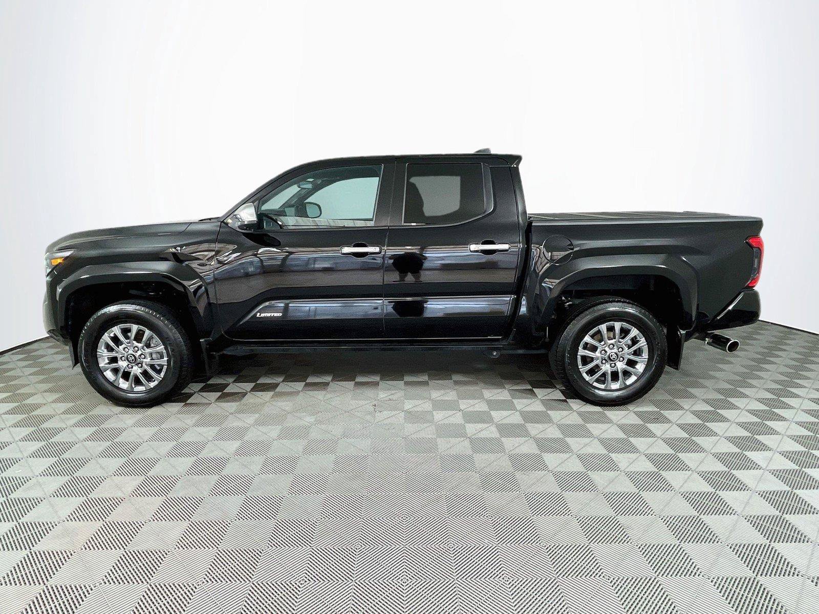 Used 2024 Toyota Tacoma Limited w/ Limited Package (LT) AWD/4WD image 4