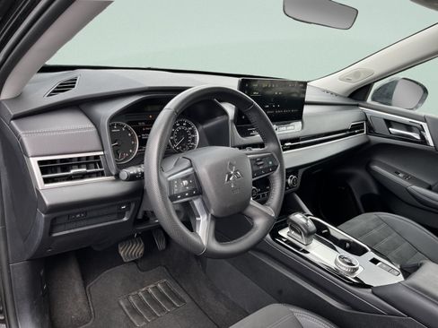 Used 2025 Mitsubishi Outlander SE AWD/4WD image 17
