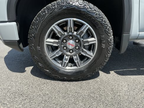 Used 2024 GMC Sierra 1500 AT4 w/ Technology Package AWD/4WD image 9