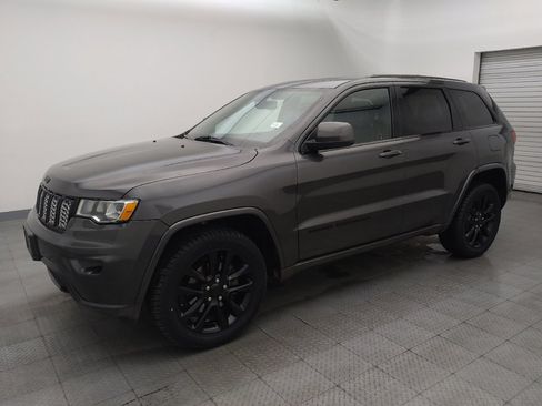 Used 2020 Jeep Grand Cherokee Altitude image 2