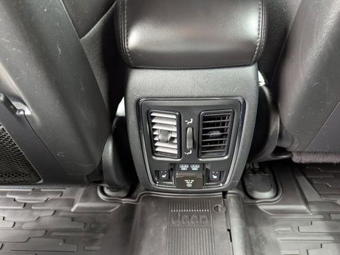 Used 2019 Jeep Grand Cherokee Limited w/ Luxury Group II image 17