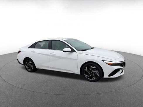 Used 2025 Hyundai Elantra Limited image 2