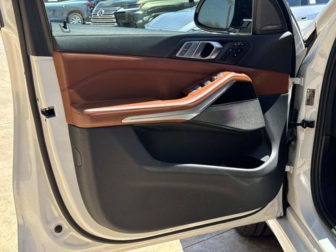 Used 2021 BMW X7 xDrive40i w/ M Sport Package AWD/4WD image 11