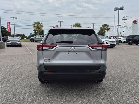 Used 2020 Toyota RAV4 LE FWD image 4