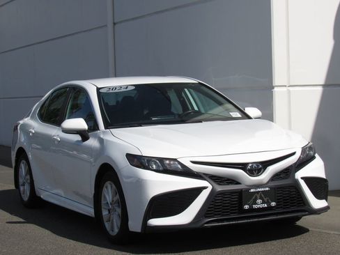 Used 2024 Toyota Camry SE FWD image 2