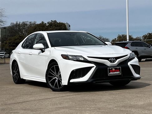 Used 2021 Toyota Camry SE w/ Cold Weather Package image 2