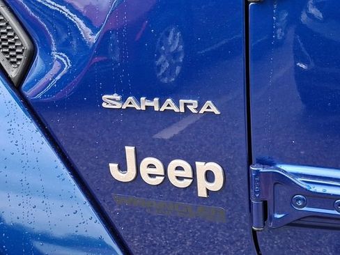 Used 2018 Jeep Wrangler Unlimited Sahara w/ Dual Top Group AWD/4WD image 30