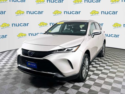 Used 2024 Toyota Venza XLE image 3