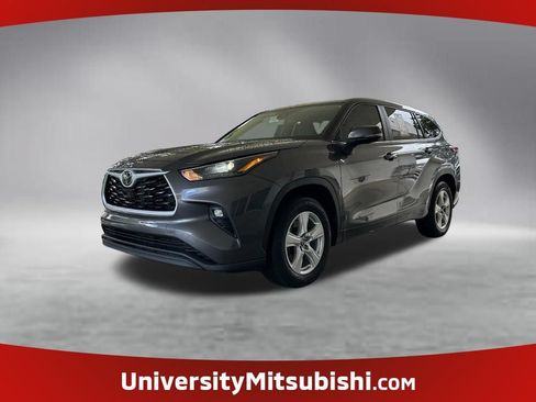 Used 2024 Toyota Highlander LE FWD image 1