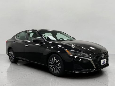 Certified 2025 Nissan Altima 2.5 SV FWD image 1