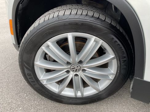 Used 2010 Volkswagen Tiguan S image 40