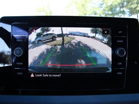 Certified 2025 Volkswagen Jetta SE image 18