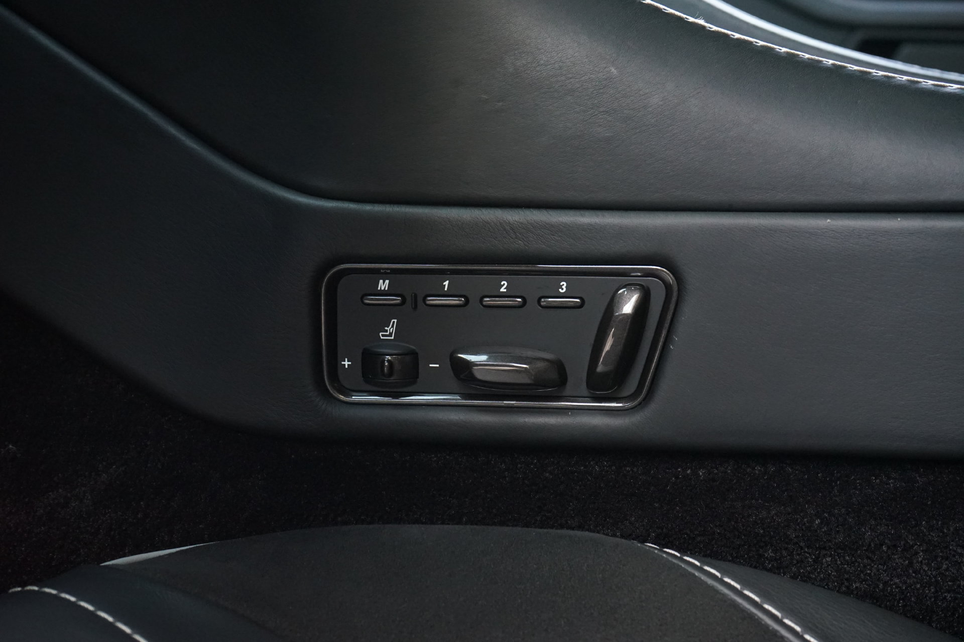 Used 2015 Aston Martin Vanquish Coupe RWD image 26