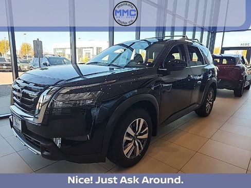 Certified 2025 Nissan Pathfinder SL image 1