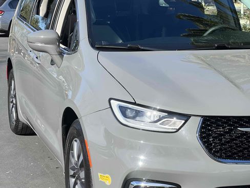 Used 2022 Chrysler Pacifica Touring-L image 65